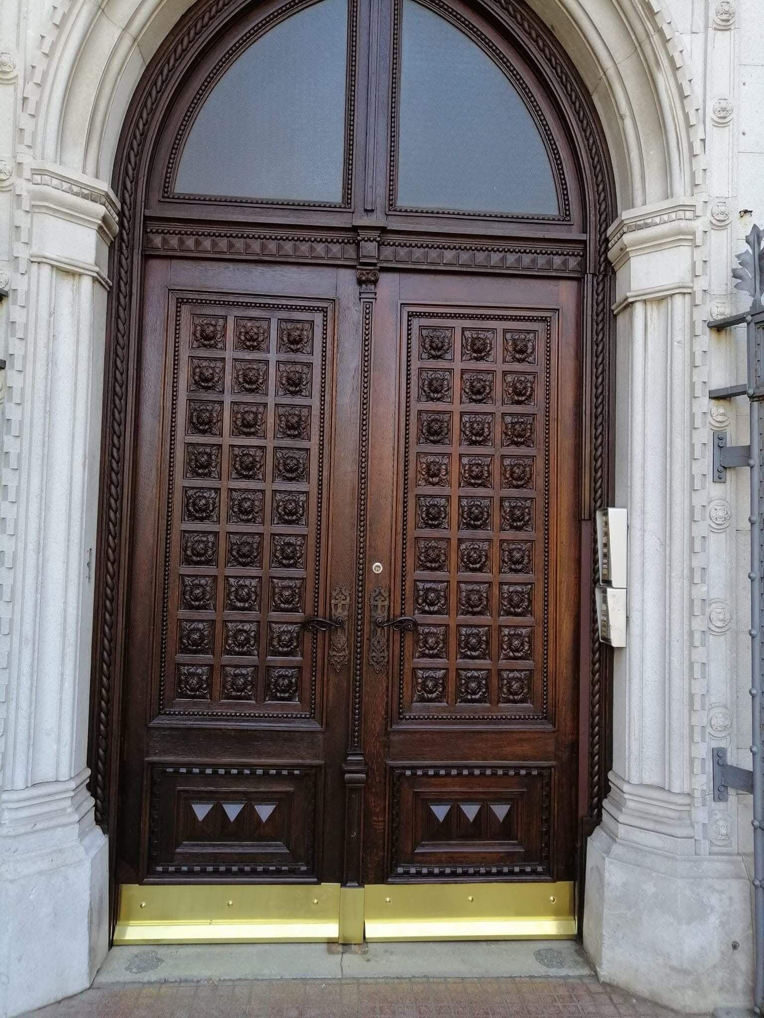 Una grande porta di legno con un disegno elaborato