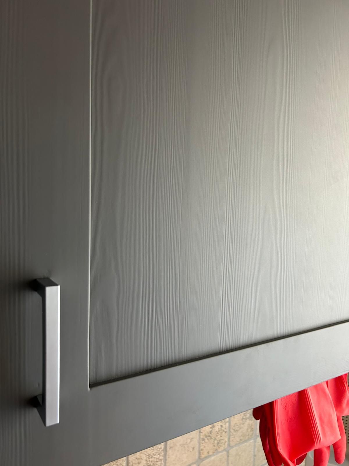 Un primo piano di un mobile nero con una maniglia argentata