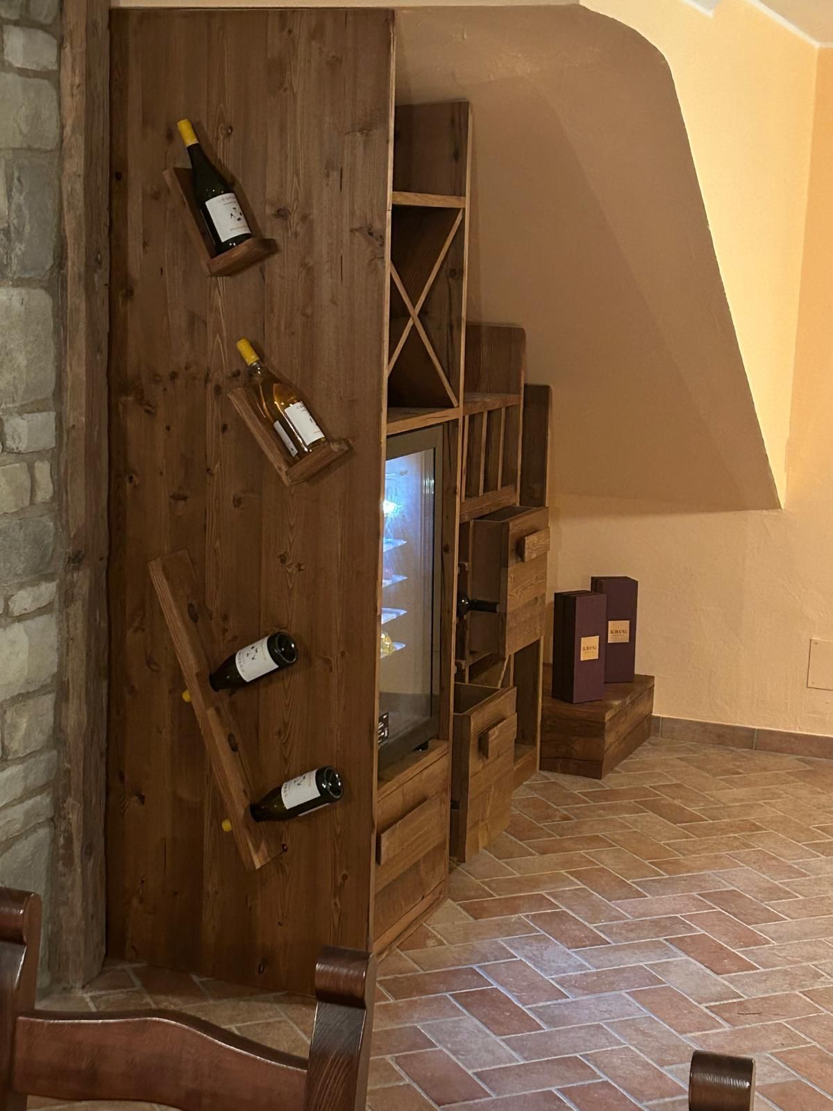 Un muro di legno con sopra delle bottiglie di vino