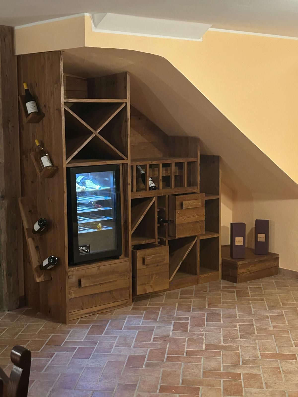 Una cantina con frigorifero sotto le scale