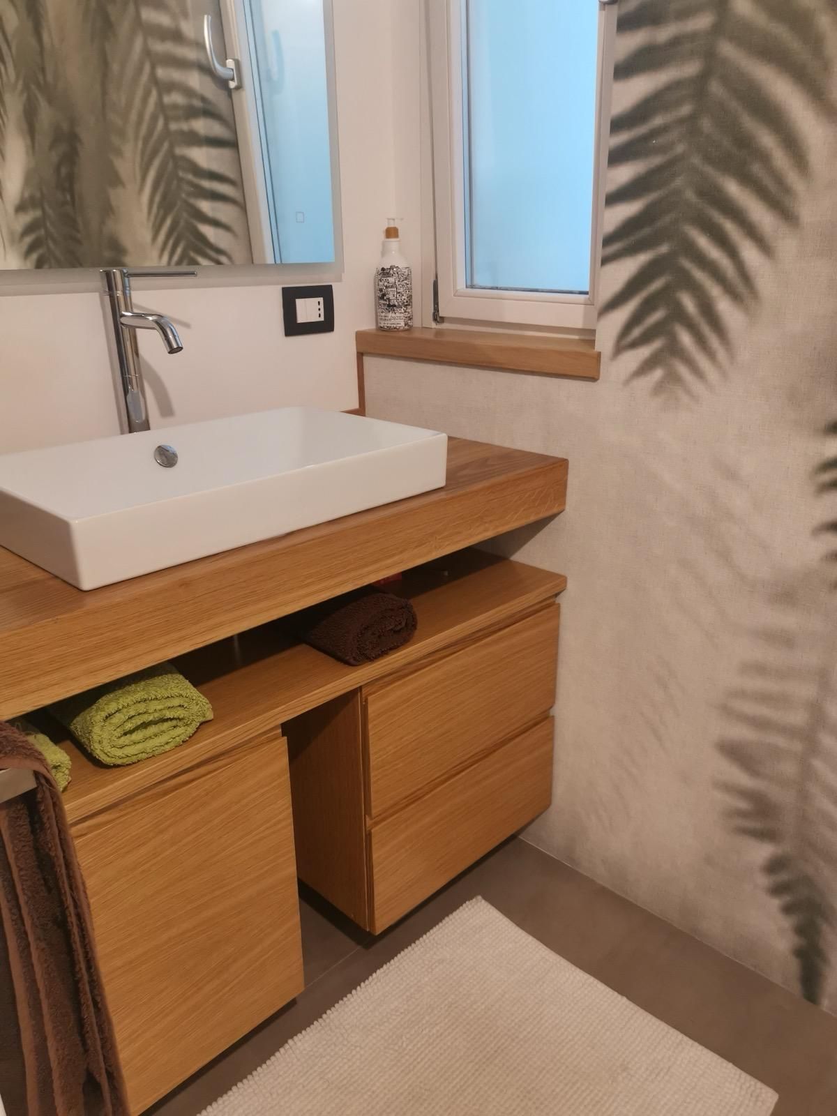 Un bagno con lavandino e specchio