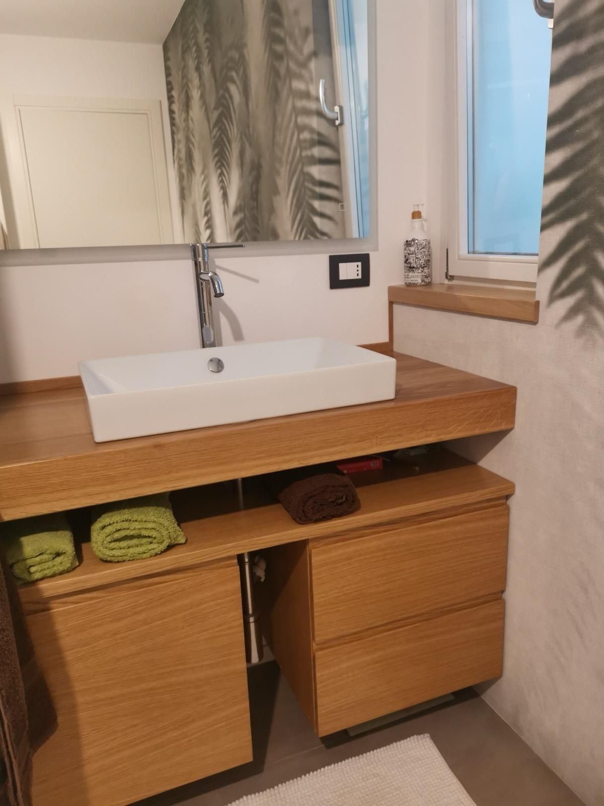 Un bagno con lavandino e specchio