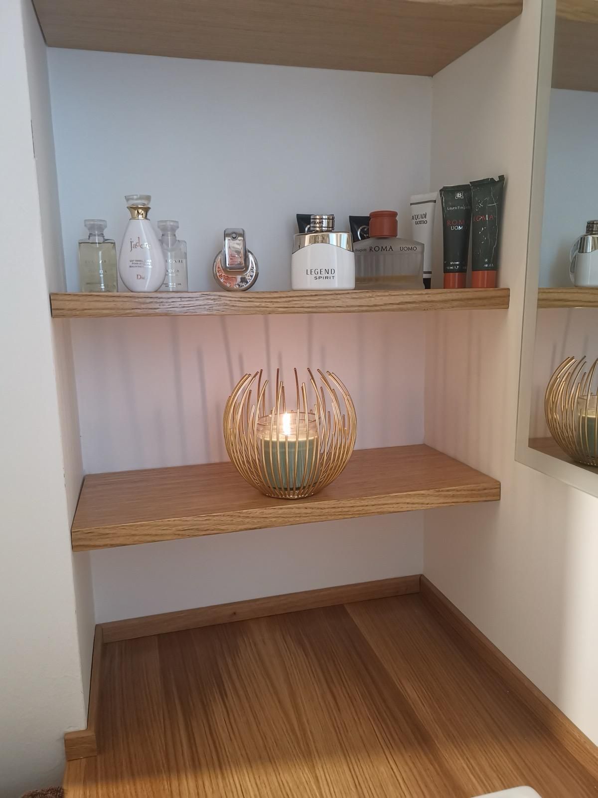 C'è una candela sullo scaffale nell'angolo della stanza.