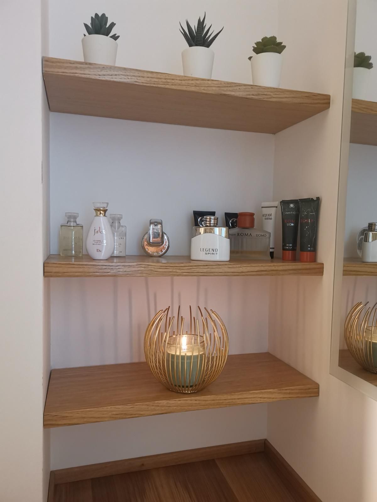 Una mensola di legno con una candela sopra