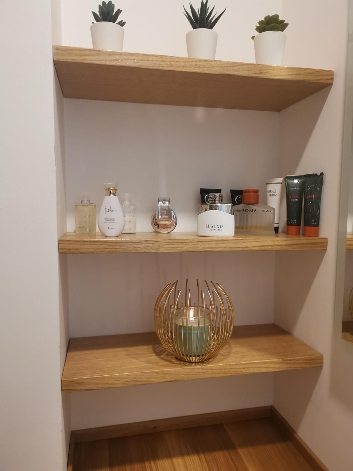 Una mensola di legno con una candela sopra