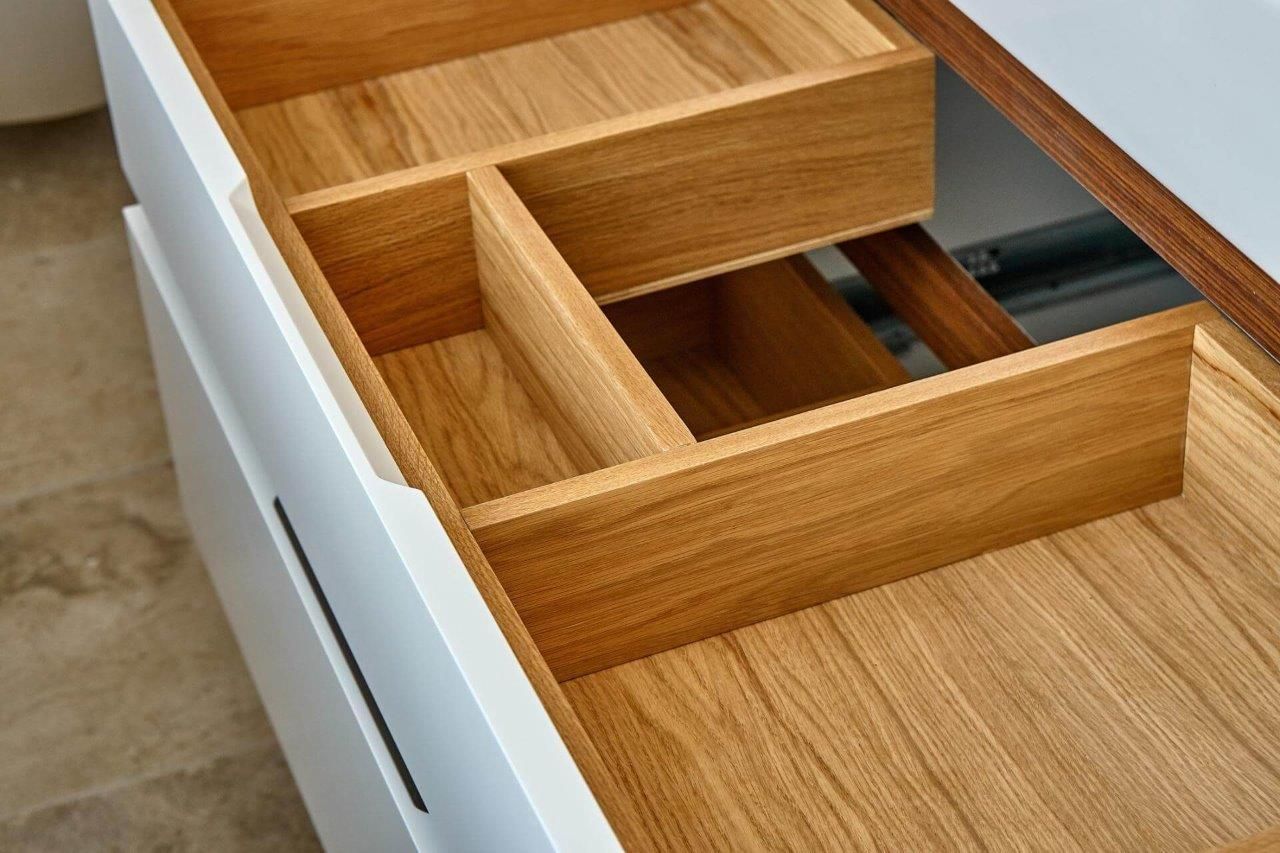 Primo piano di un cassetto di legno in una cucina.