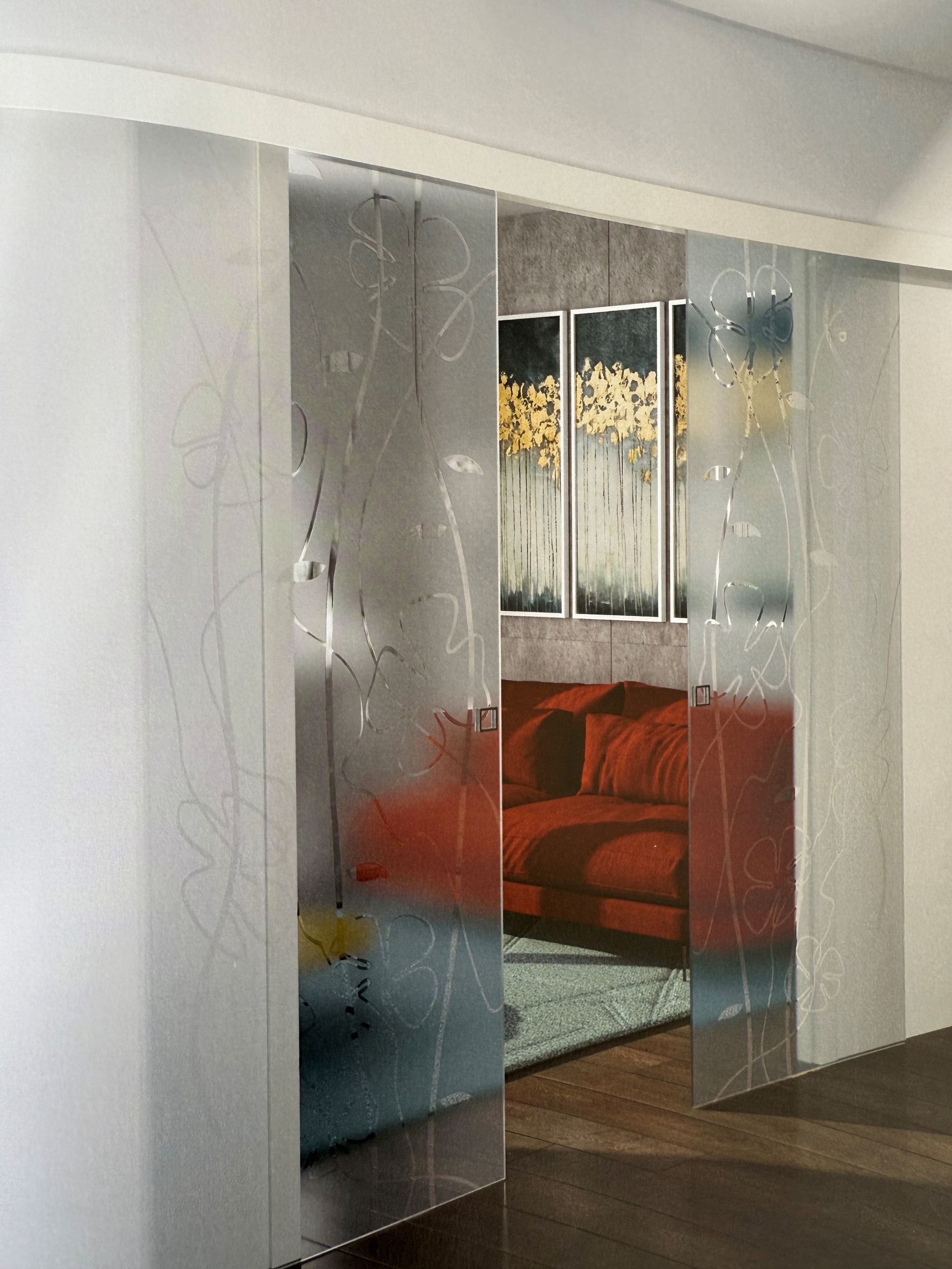 Un soggiorno con porte scorrevoli in vetro e un divano rosso