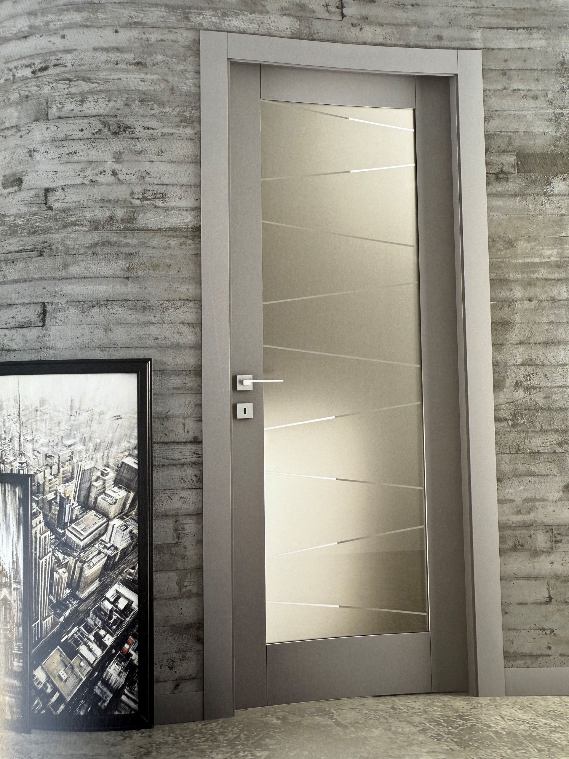 Un'immagine di una città è accanto a una porta