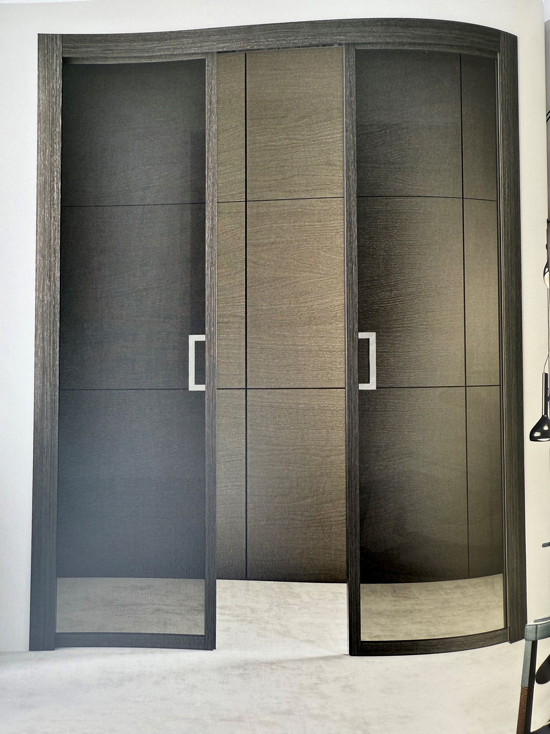 Una foto di un armadio con ante scorrevoli in vetro