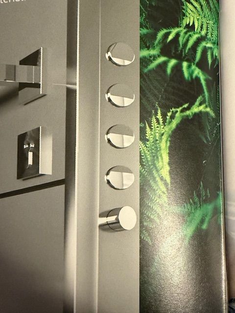 Un primo piano di una porta con l'immagine di una pianta sullo sfondo