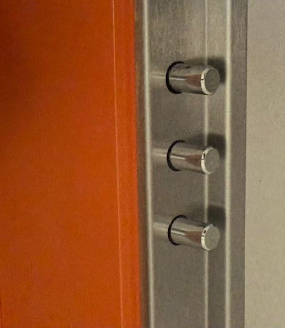 Un primo piano di una porta con tre pomelli