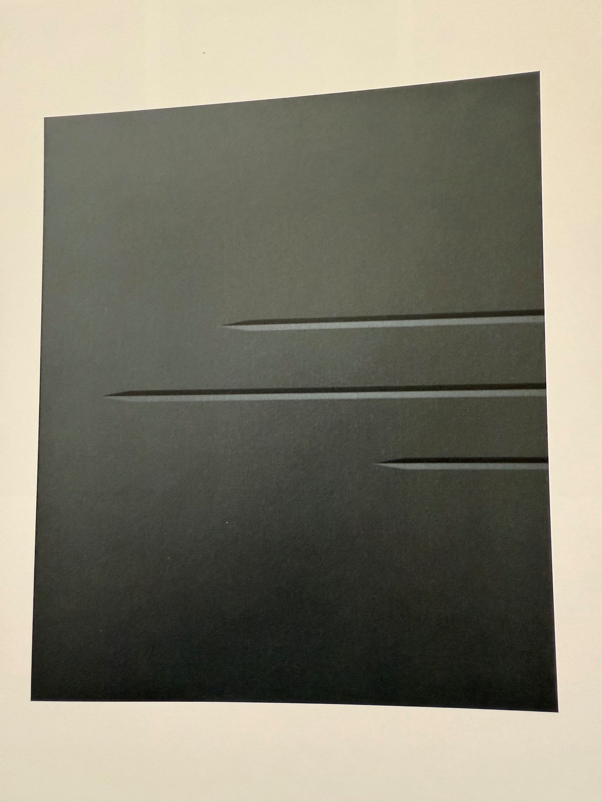 Un pezzo di carta nera con delle linee sopra