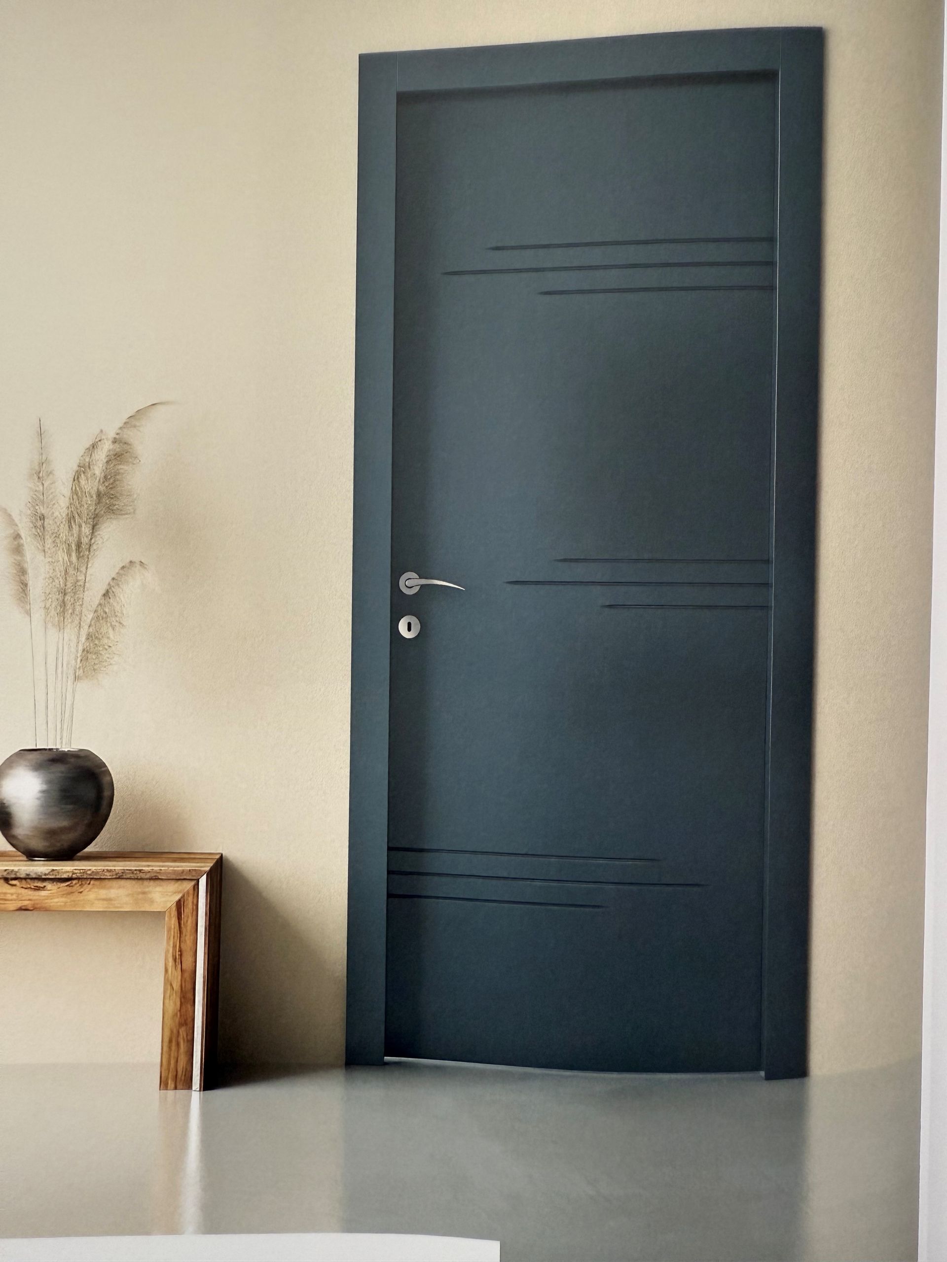 Una porta nera con un vaso su un tavolo di fronte