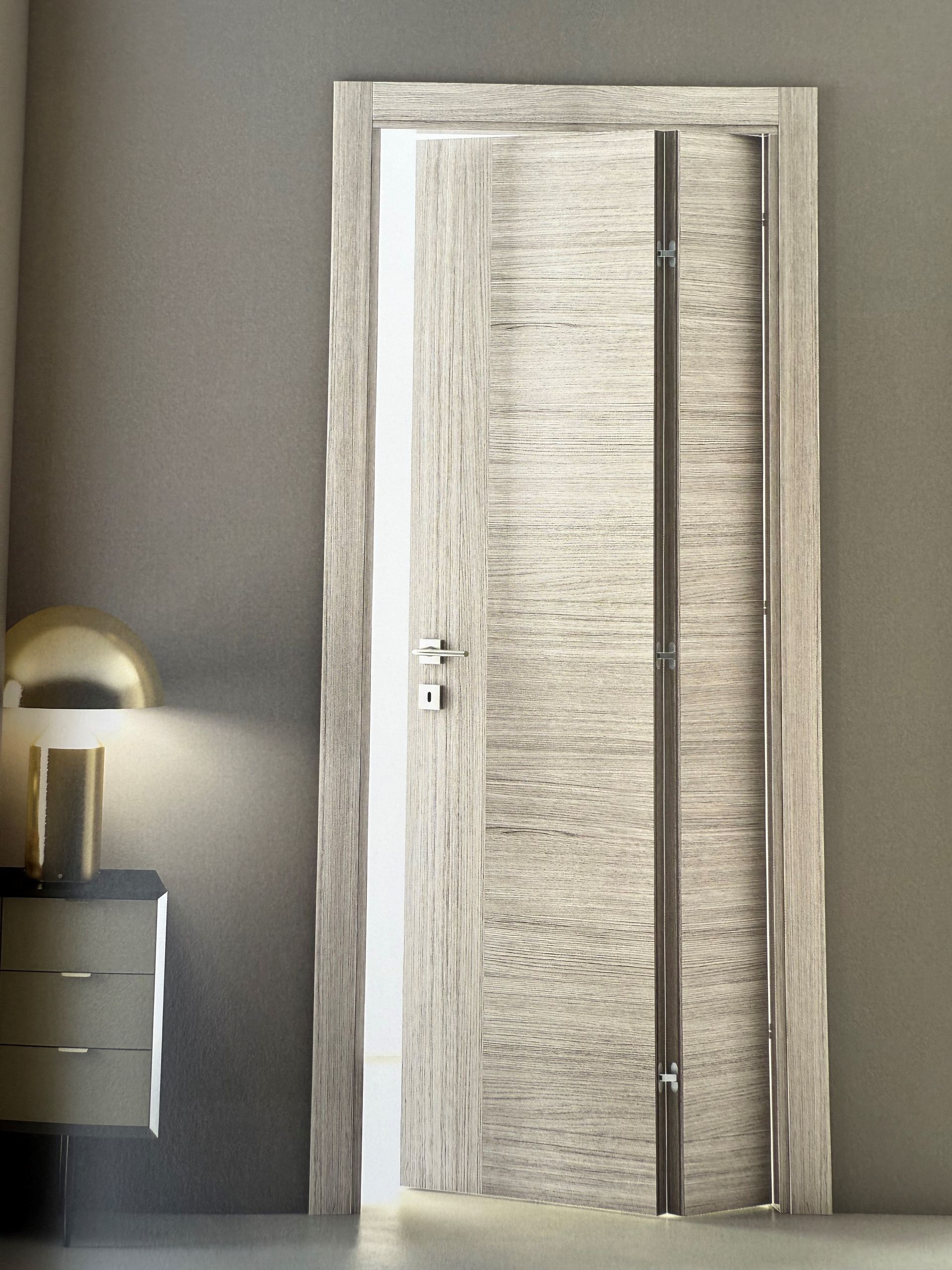 Una porta in una stanza con un comodino e una lampada