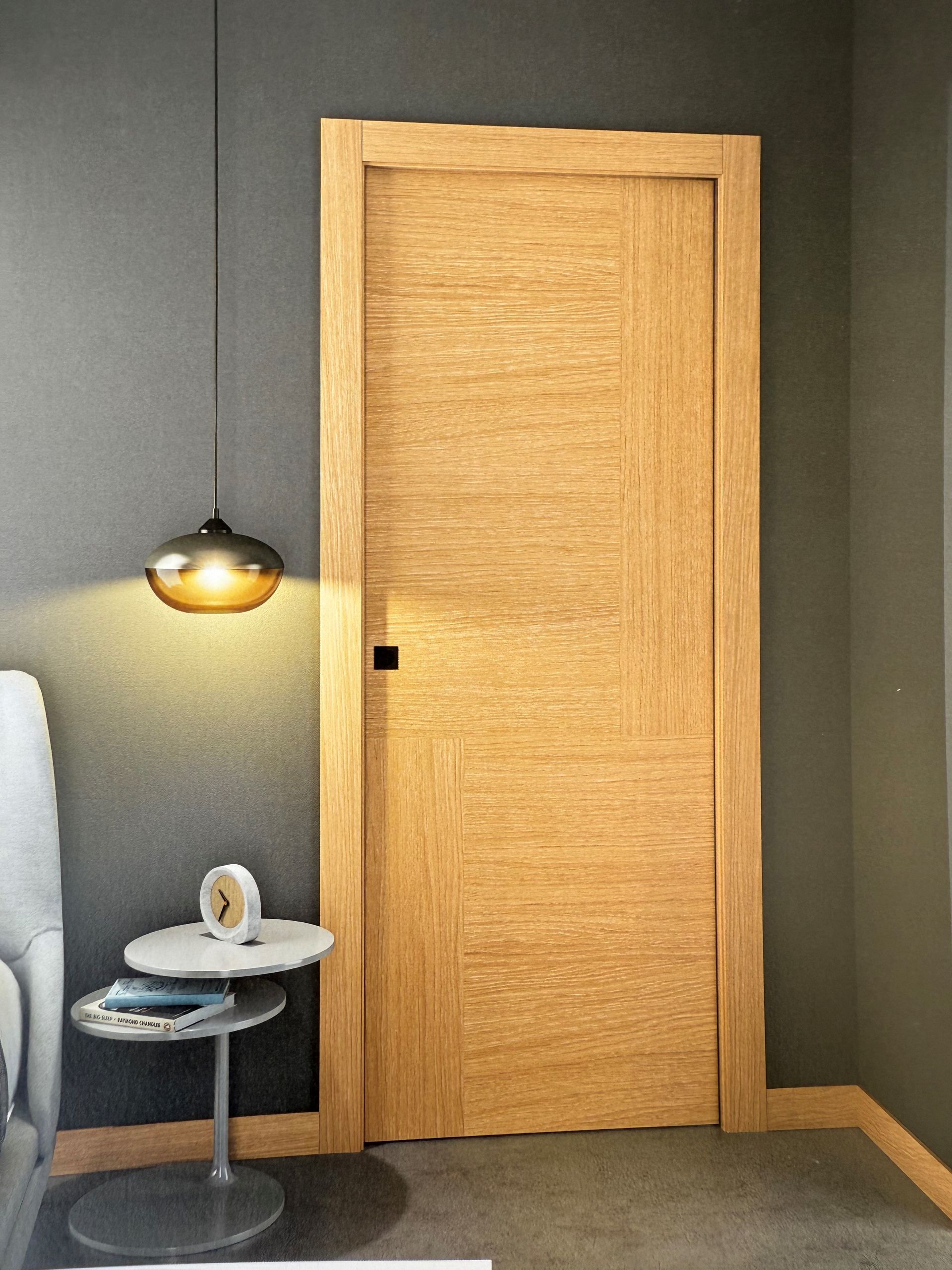 Una camera da letto con una porta di legno e un tavolo