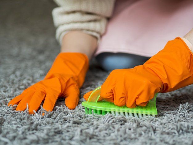 Trucos de limpieza: Cómo limpiar una alfombra sin aspiradora