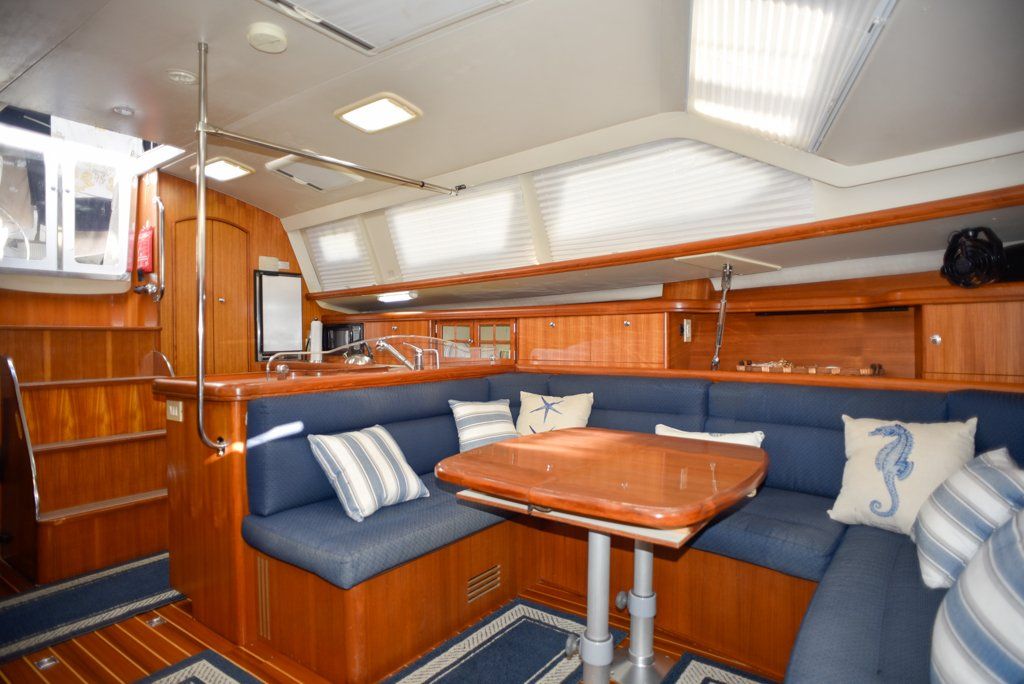 Hunter 44 DS saloon table