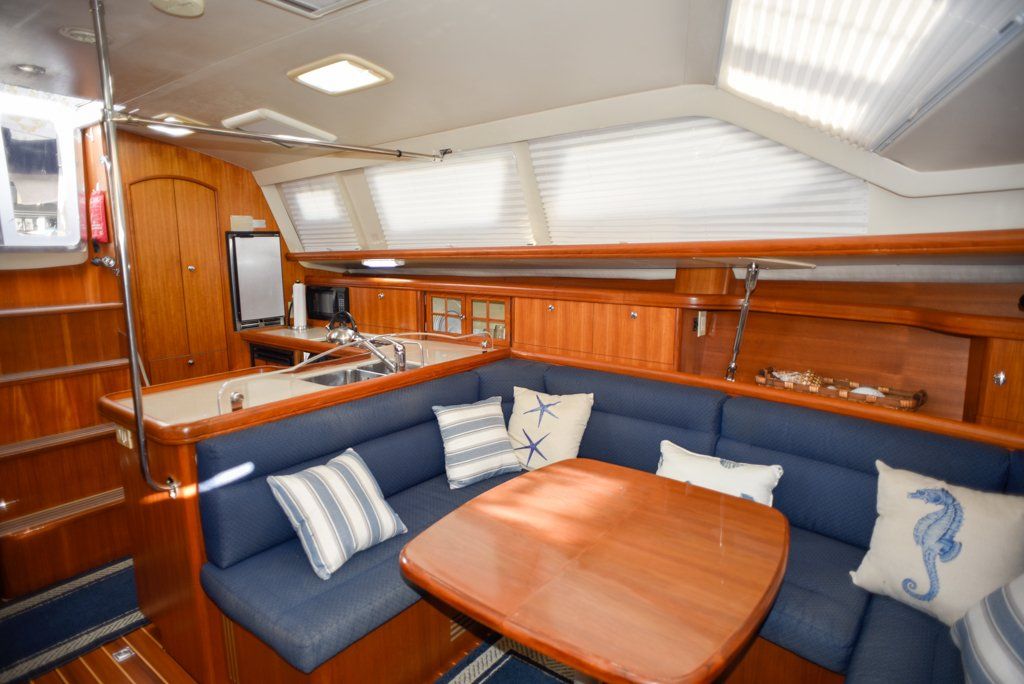 Hunter 44 DS extendable saloon table