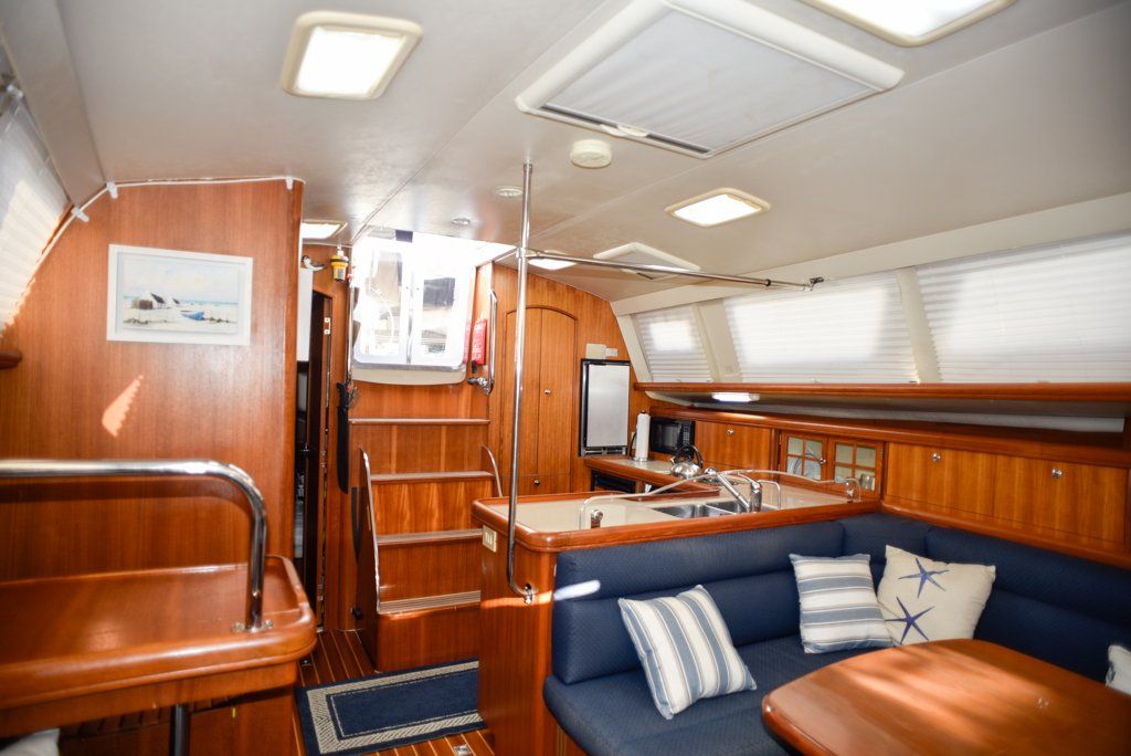 Hunter 44 DS saloon companionway