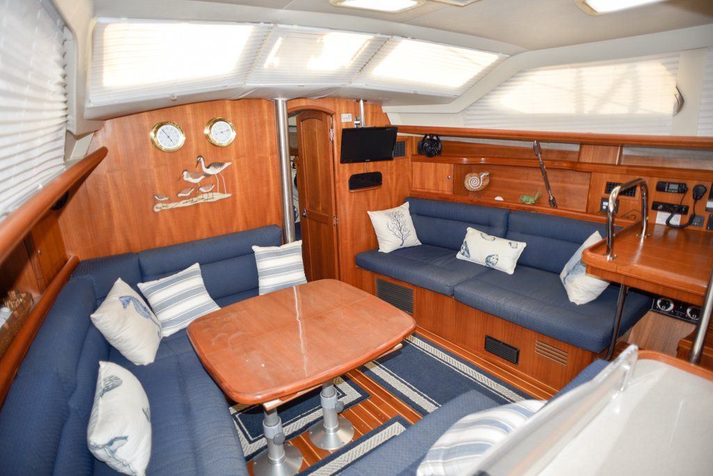 Hunter 44 DS extendable salon table