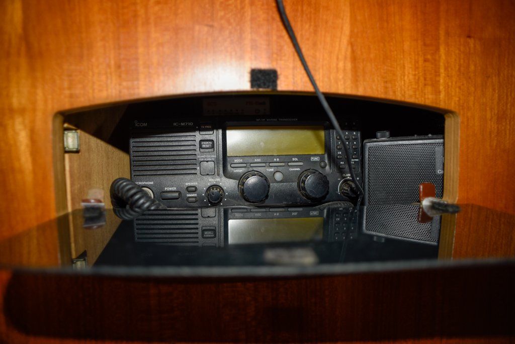Hunter 44 DS ICOM SSB radio