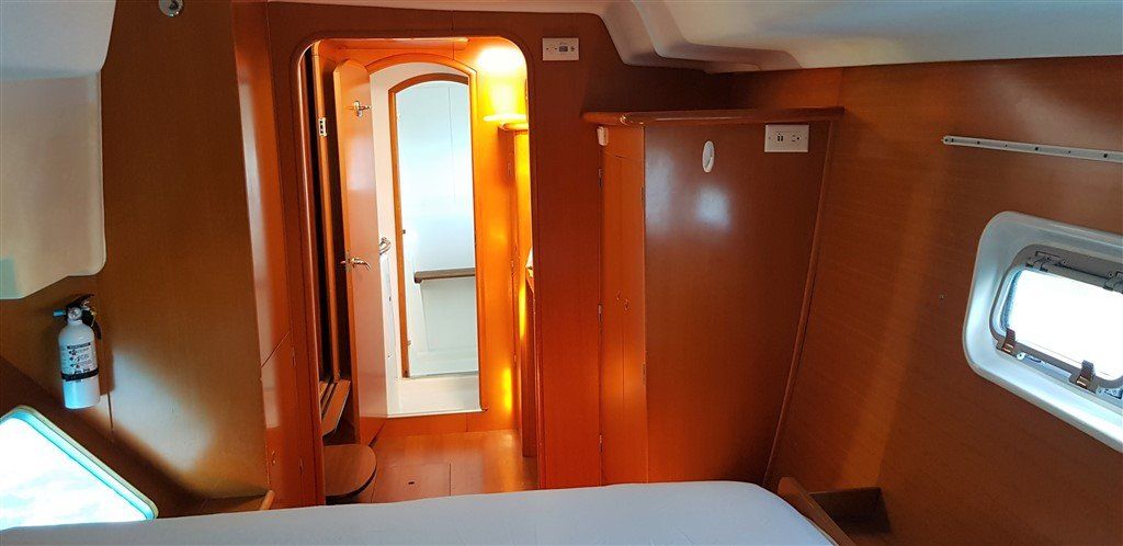 Lagoon 380 S2 owner starboard hull