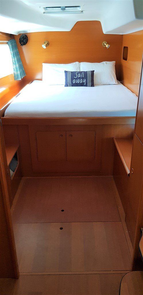 Lagoon 380 S2 owner stateroom