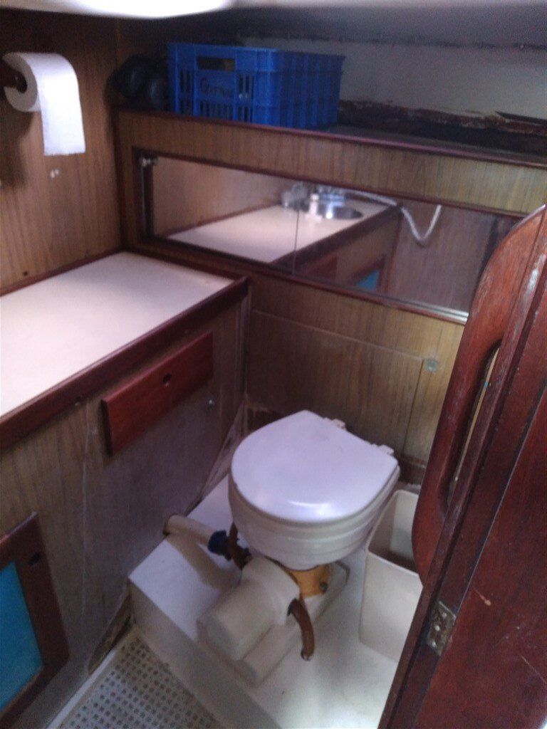 Morgan Out Island 41 aft head