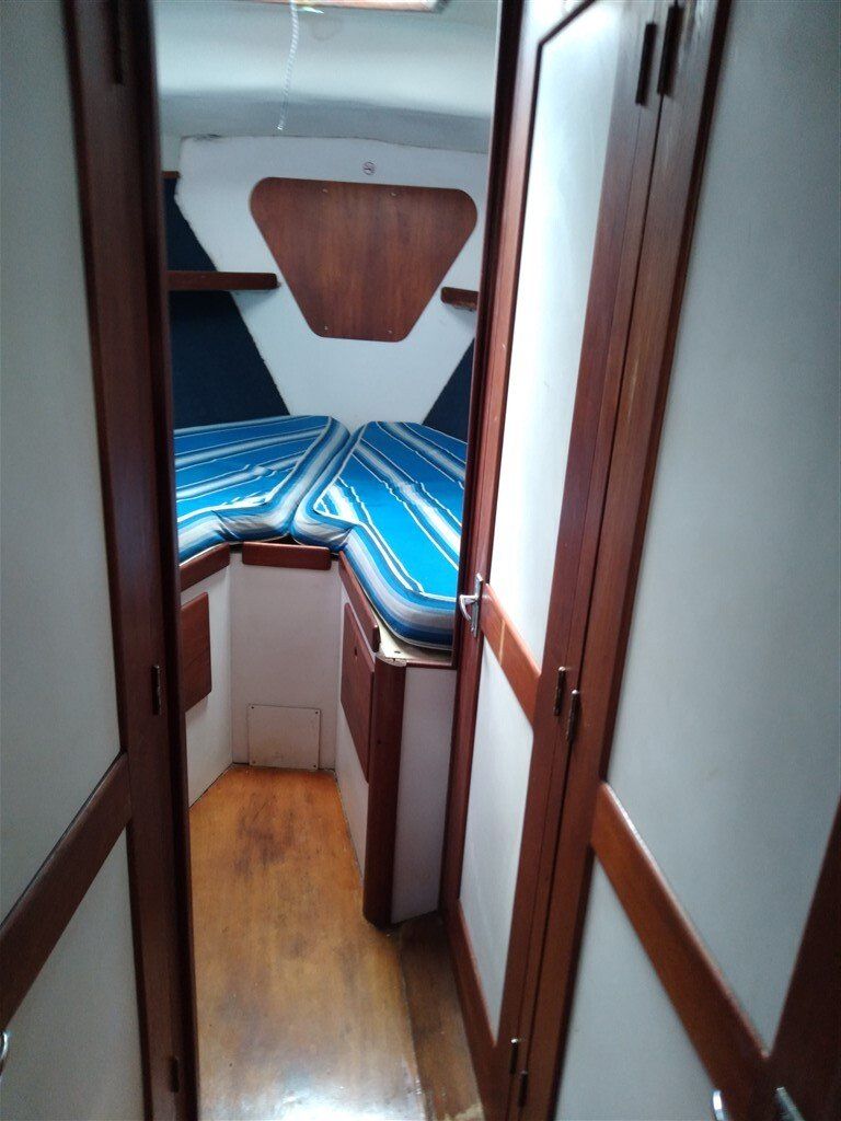 Morgan Out Island 41 forepeak cabin