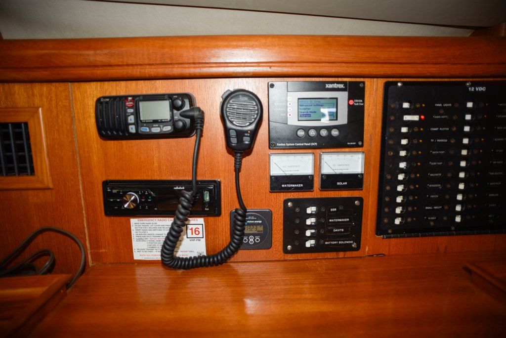 Hunter 44 DS NAV station
