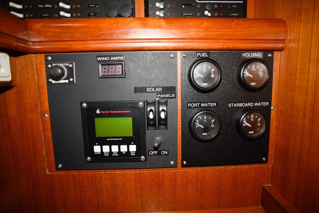 Hunter 44 DS NAV station