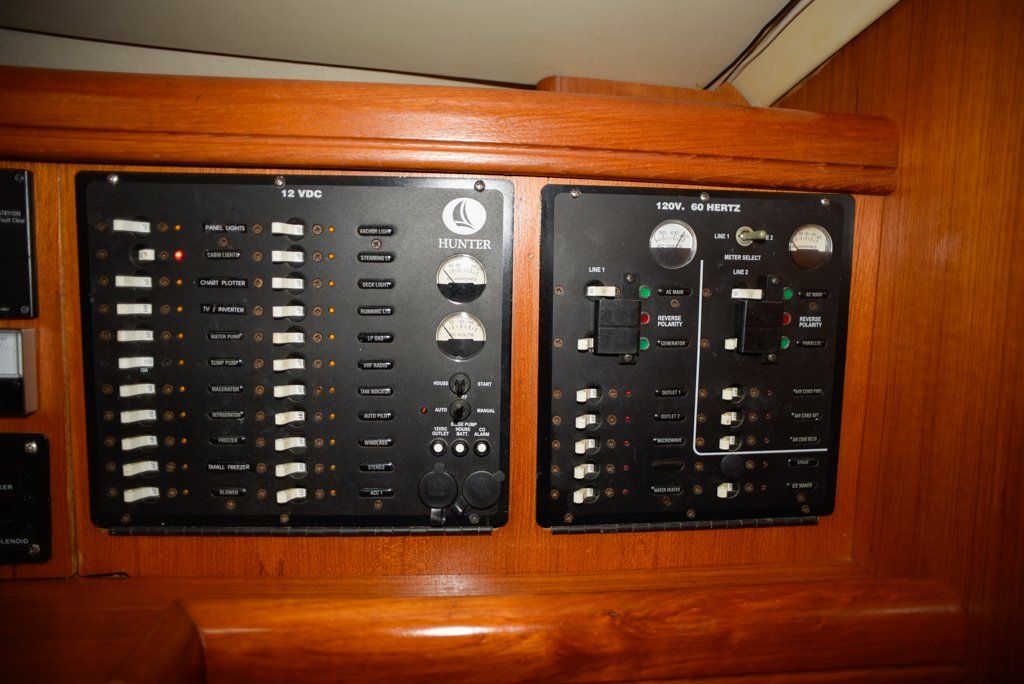 Hunter 44 DS AC/DC panels