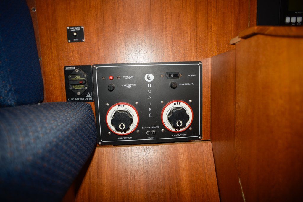 Hunter 44 DS Battery switches