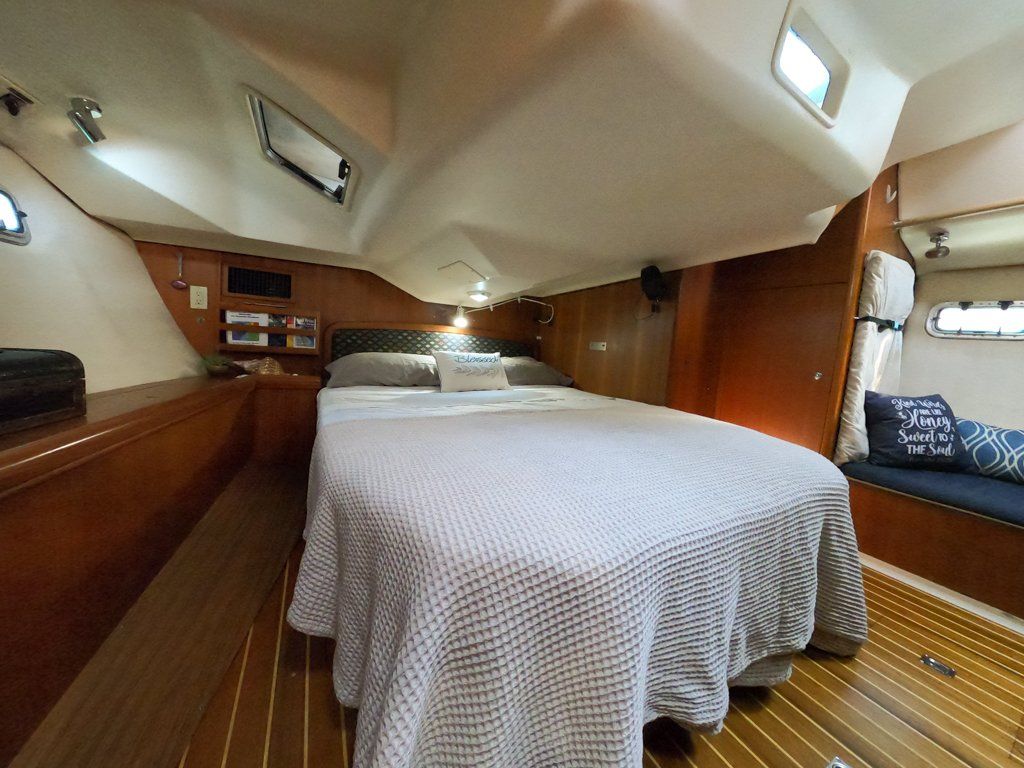 Hunter 44 DS Master Suite