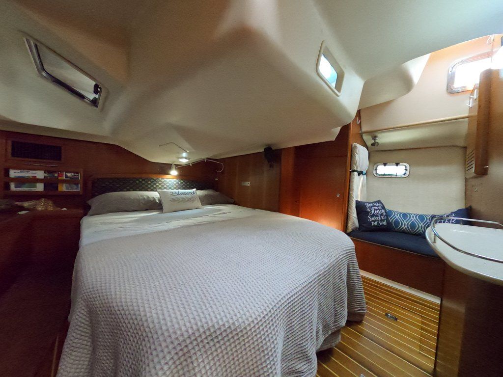 Hunter 44 DS Master stateroom