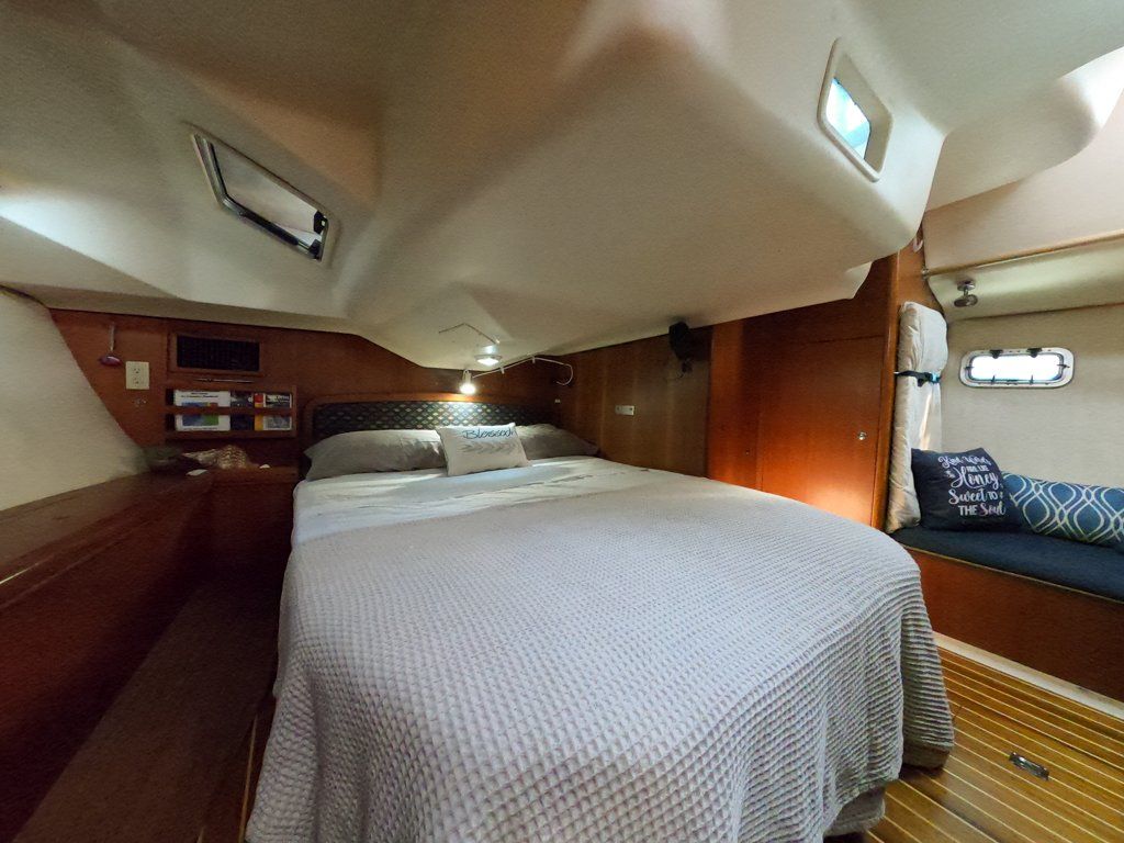 Hunter 44 DS Master cabin
