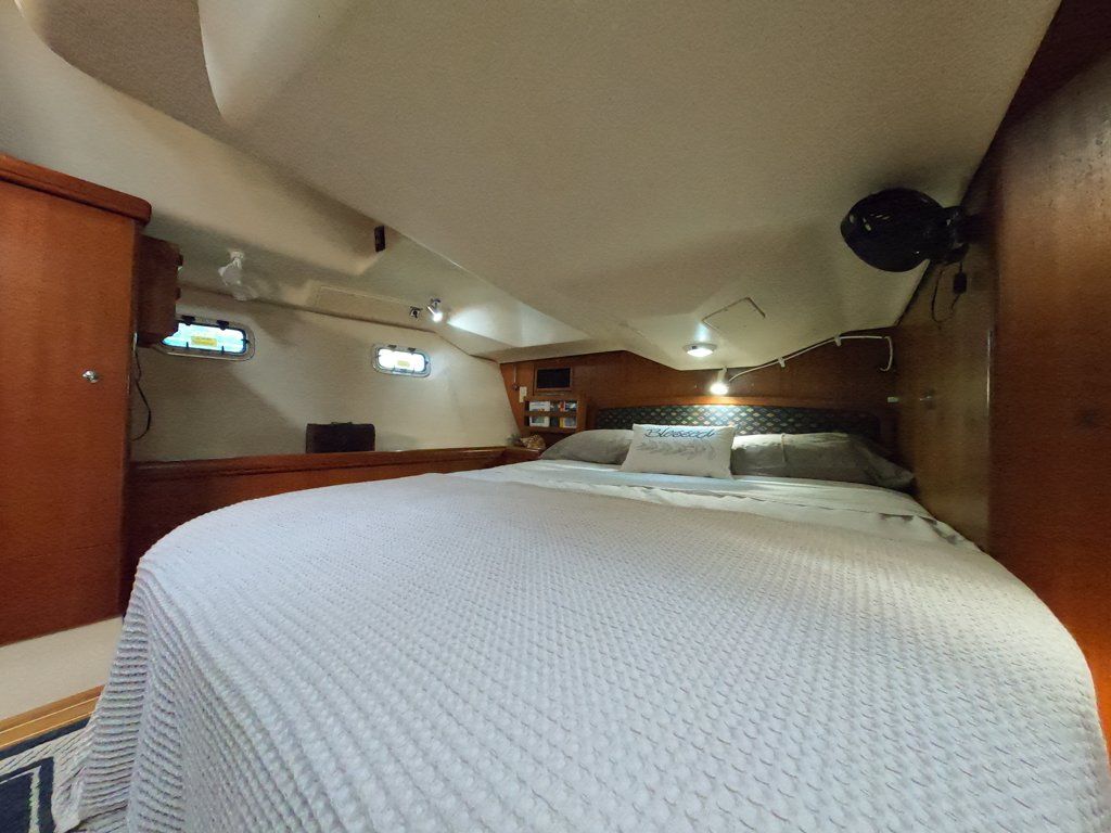 Hunter 44 DS aft cabin