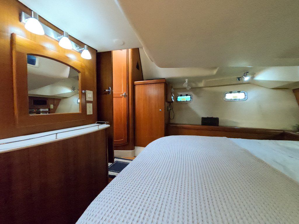 Hunter 44 DS Queen berth