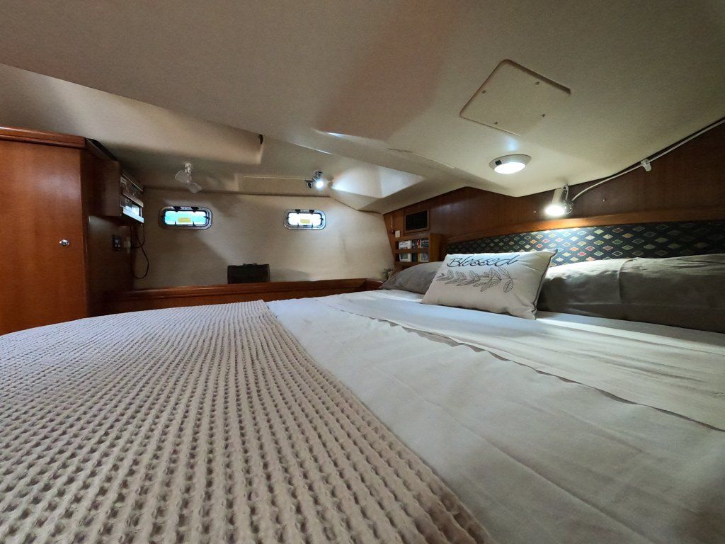 Hunter 44 DS Queen stateroom