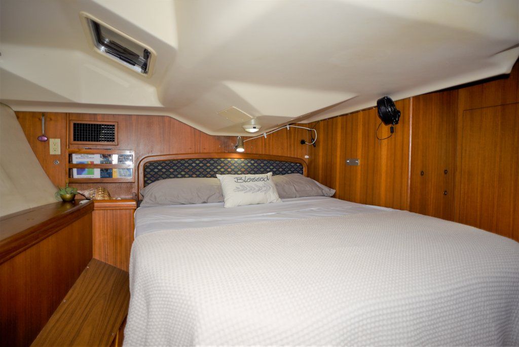 Hunter 44 master stateroom