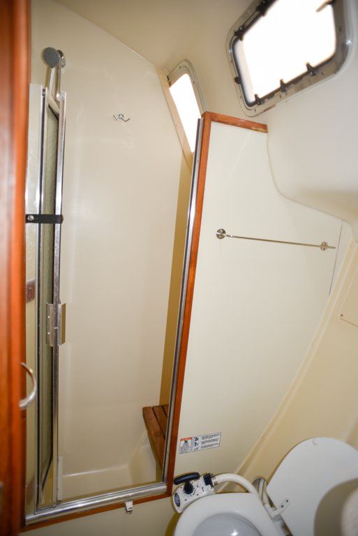 Hunter 44 DS master bathroom