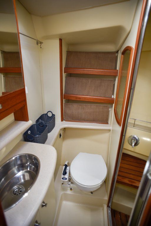 Hunter 44 DS forward head