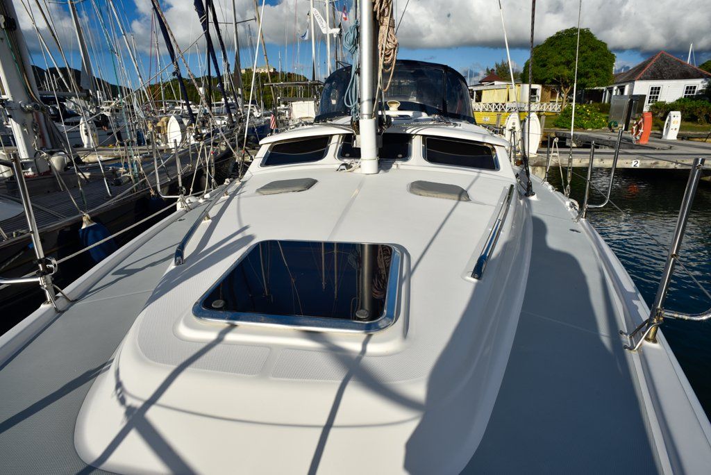 Hunter 44 DS foredeck