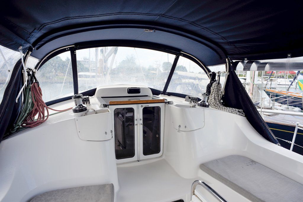 Hunter 44 DS cockpit