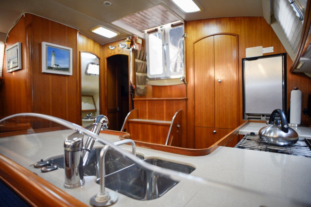 Hunter 44 DS companionway