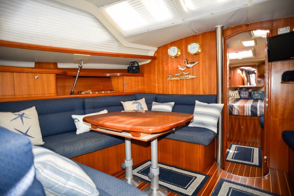 Hunter 44 DS salon table