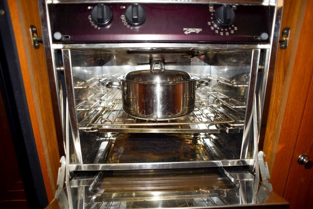 Hunter 44 DS Force 10 oven