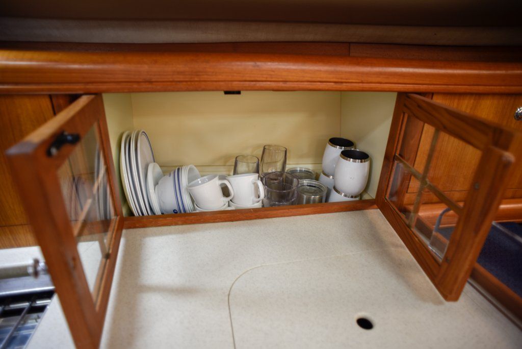 Hunter 44 DS crockery