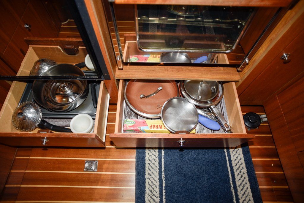 Hunter 44 DS ovenware