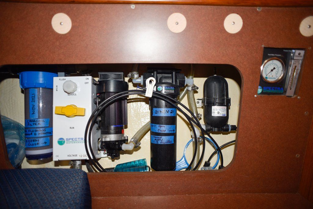 Hunter 44 DS Spectra watermaker